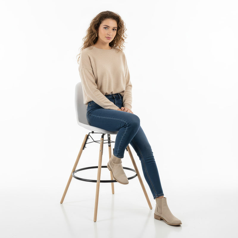 Velvet Bar Stool - Scandinavian Design and Wooden Legs - Skögur