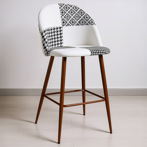 Banco de bar estofado em patchwork, design escandinavo, com pernas de metal escuro - Evelyne Sam