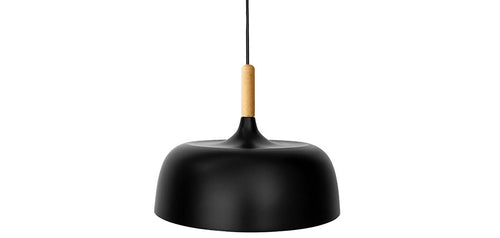 Lampa sufitowa z czarnego metalu i drewna