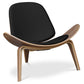 Poltrona design - Poltrona escandinava - Revestida em couro - Lucy
