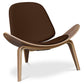 Poltrona design - Poltrona escandinava - Revestida em couro - Lucy