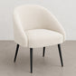 Sillón de tela bouclé tapizado en forro polar blanco tipo teddy, con patas metálicas inclinadas; sillón auxiliar moderno Wasda