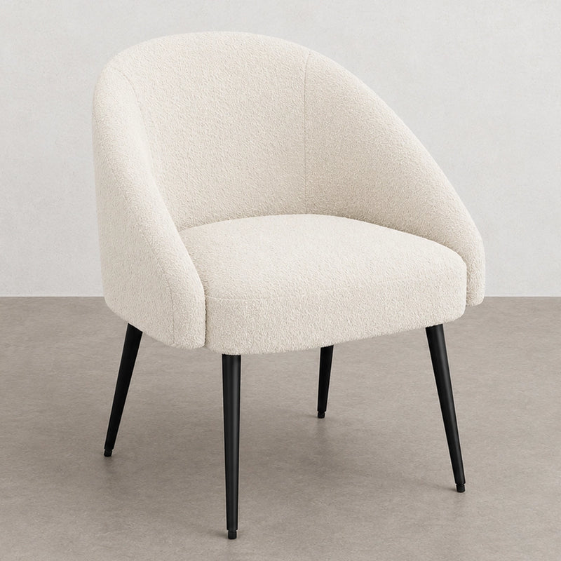 Sillón de tela bouclé tapizado en forro polar blanco tipo teddy, con patas metálicas inclinadas; sillón auxiliar moderno Wasda