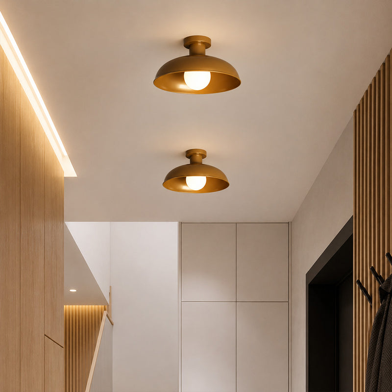 Gubi vintage plafondlamp met verweerde metalen afwerking, rond klassiek design voor tijdloze verlichting in huis