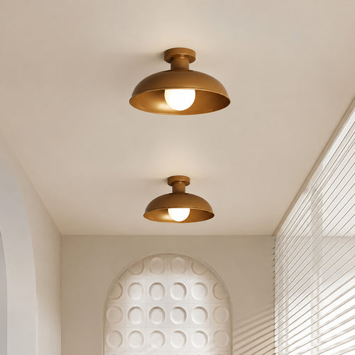 Gubi vintage-loftslampe med finish i ældet metal, rundt klassisk design til tidløs belysning i hjemmet