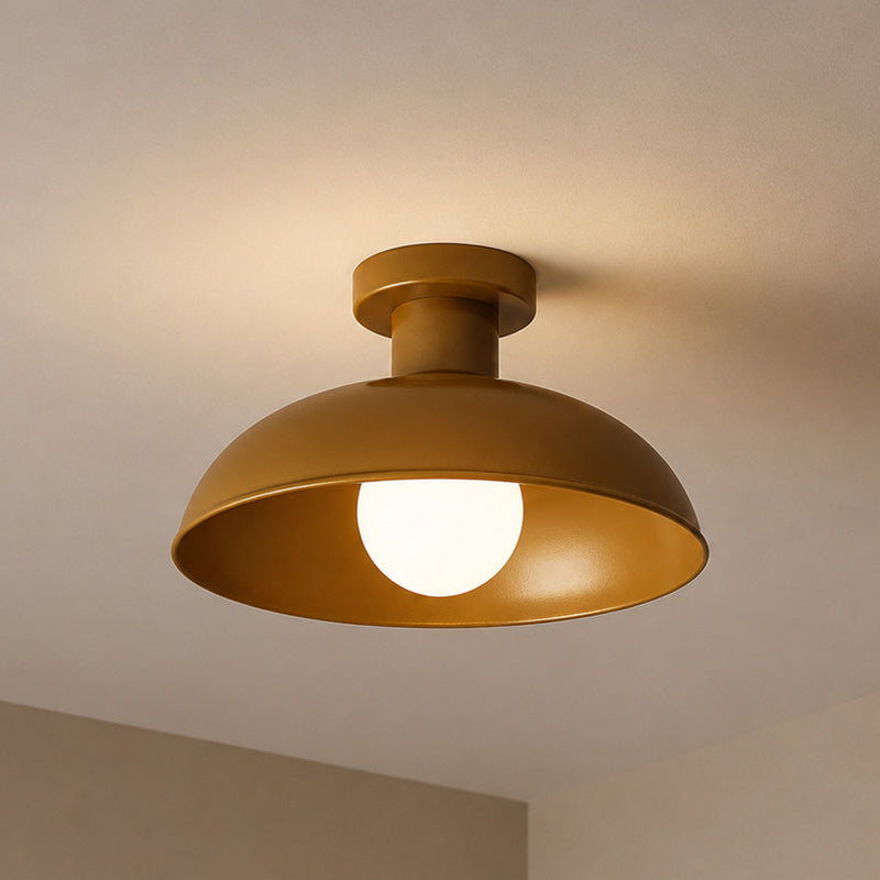 Gubi vintage plafondlamp met verweerde metalen afwerking, rond klassiek design voor tijdloze verlichting in huis