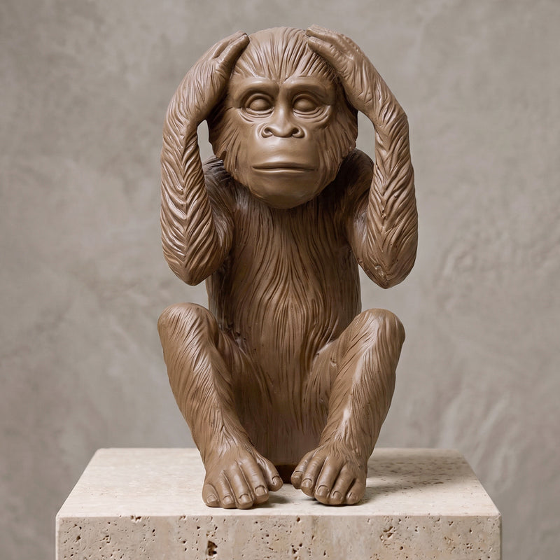 Estátua de resina do macaco surdo, não ouço o mal, um dos Três Macacos Sábios, decoração com 40 cm de altura