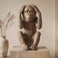Estátua de resina do macaco surdo, não ouço o mal, um dos Três Macacos Sábios, decoração com 40 cm de altura