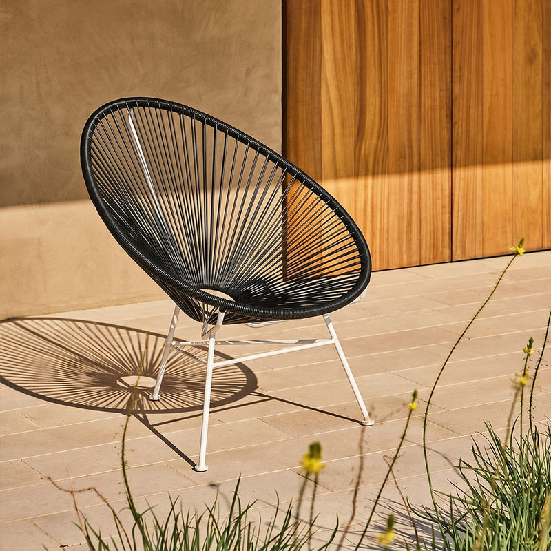 Silla Acapulco con patas blancas, estructura de acero artesanal y asiento ovalado de varillas de PP, para interior y exterior