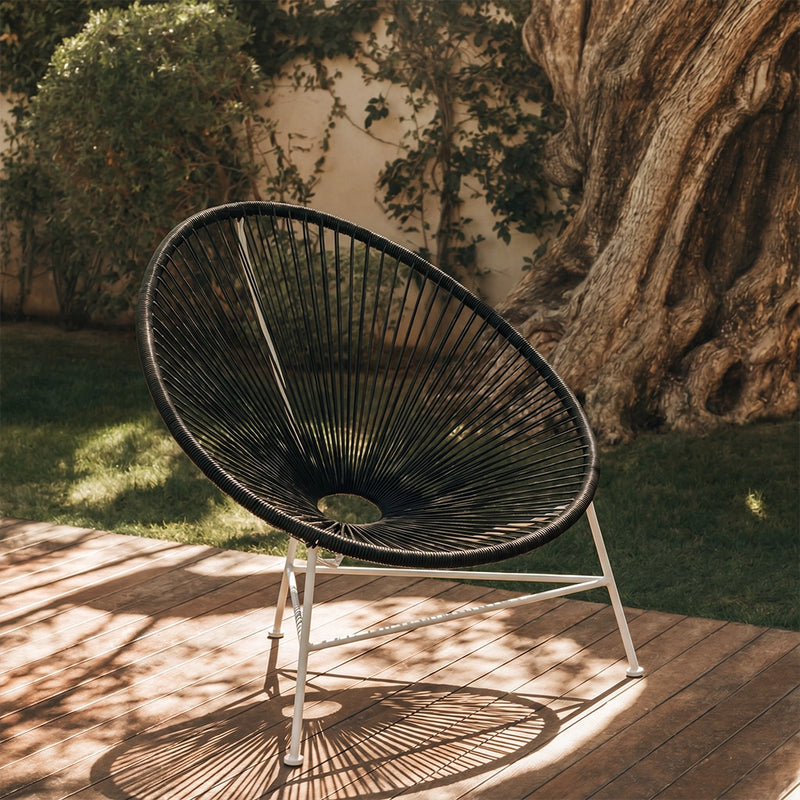 Silla Acapulco con patas blancas, estructura de acero artesanal y asiento ovalado de varillas de PP, para interior y exterior