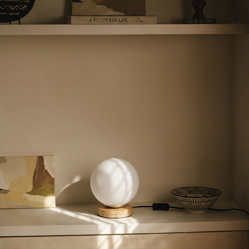 Lámpara de Mesa Minimalista con Esfera Blanca y Base de Madera - Onara