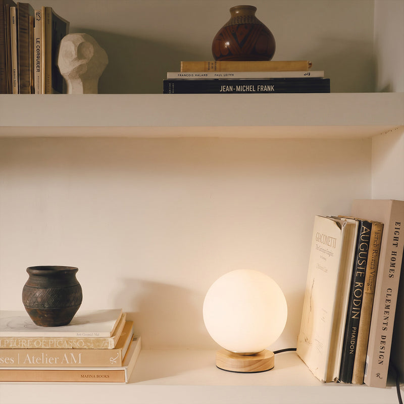 Lámpara de Mesa Minimalista con Esfera Blanca y Base de Madera - Onara