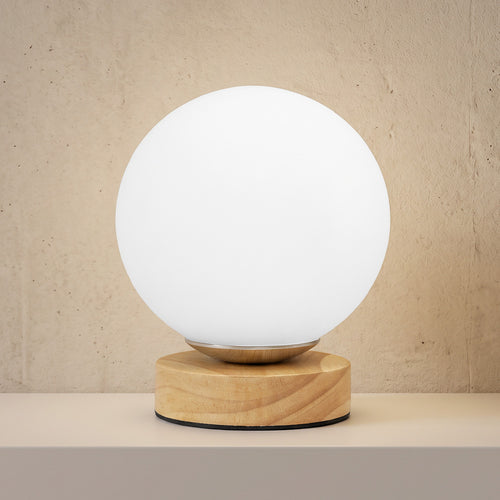 Lámpara de mesa minimalista con esfera blanca y base de madera - Onara