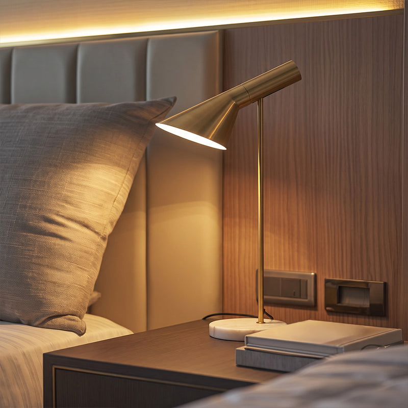 Candeeiro de pé dourado moderno em metal e mármore – Quely