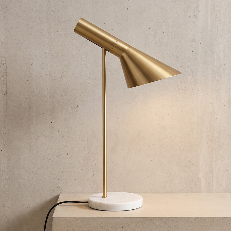 Candeeiro de pé dourado moderno em metal e mármore – Quely