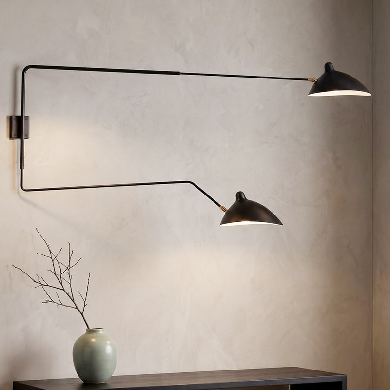 Lámpara de pared de dos brazos en hierro negro con pantallas de latón, aplique moderno y minimalista para salones y dormitorios