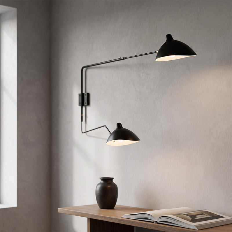 Lámpara de pared de dos brazos en hierro negro con pantallas de latón, aplique moderno y minimalista para salones y dormitorios