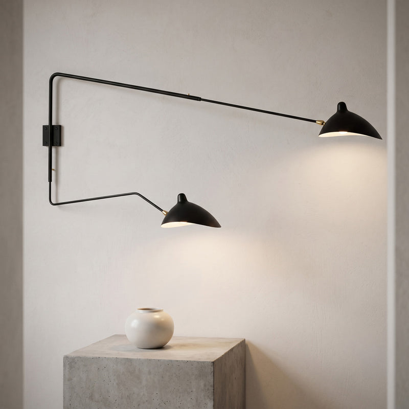 Lámpara de pared de dos brazos en hierro negro con pantallas de latón, aplique moderno y minimalista para salones y dormitorios