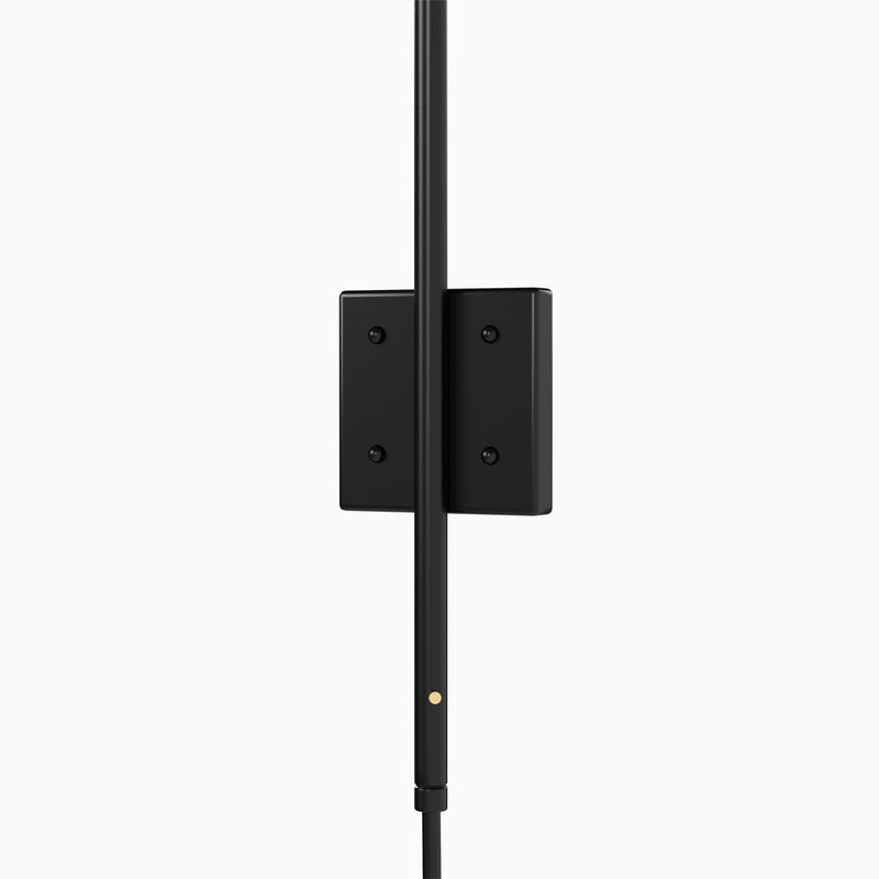 Lámpara de pared de dos brazos en hierro negro con pantallas de latón, aplique moderno y minimalista para salones y dormitorios